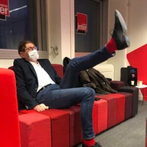 Bâillonné, Dominique Seux s'offre une petite partie de jambes en l'air dans les locaux de France Inter